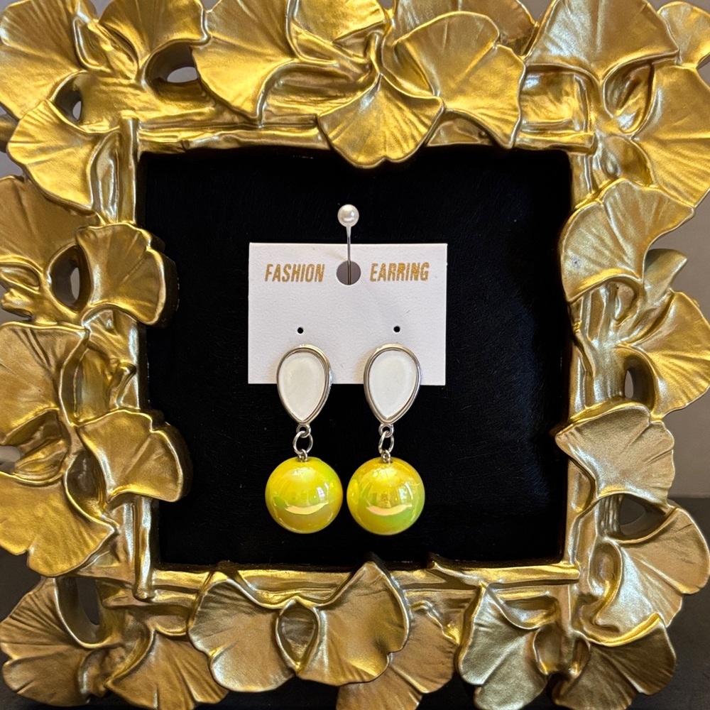 💕5/25💕Yellow and White Drop Earrings